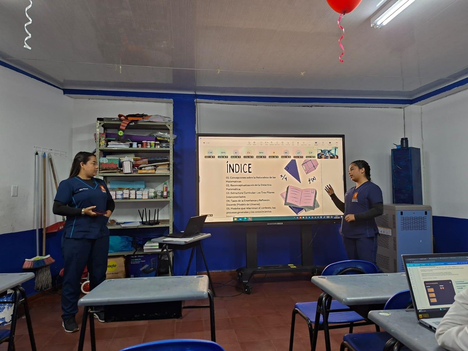 Las integrantes durante la exposición, con el índice de la presentación en la pantalla.