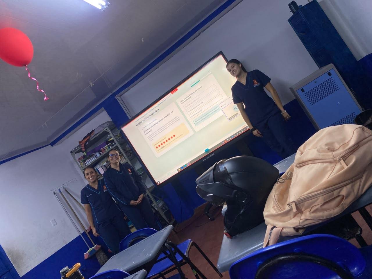 La exposición en el salón, con el sitio interactivo proyectado en la pantalla.